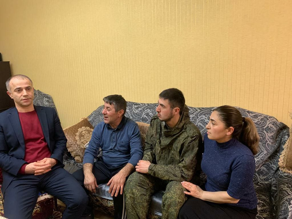 В преддверии празднования Дня Защитника Отечества по поручению Главы Минпромторга РД Низама Халилова начальник Управления делами Кахриман Юсуфов навестил семью участникаСВО