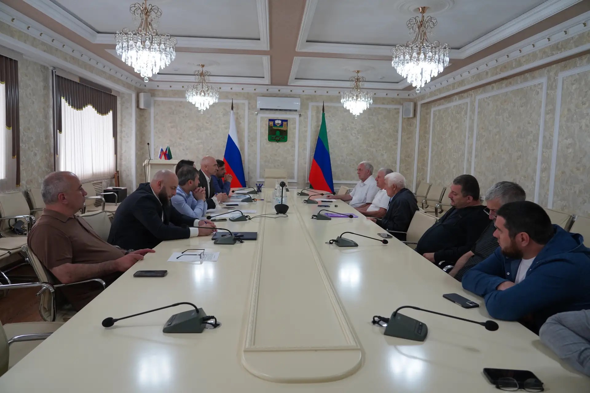 Первый заместитель министра промышленности и торговли Республики Дагестан Хаджимурад Омаров провел выездной прием граждан в городе Хасавюрт.