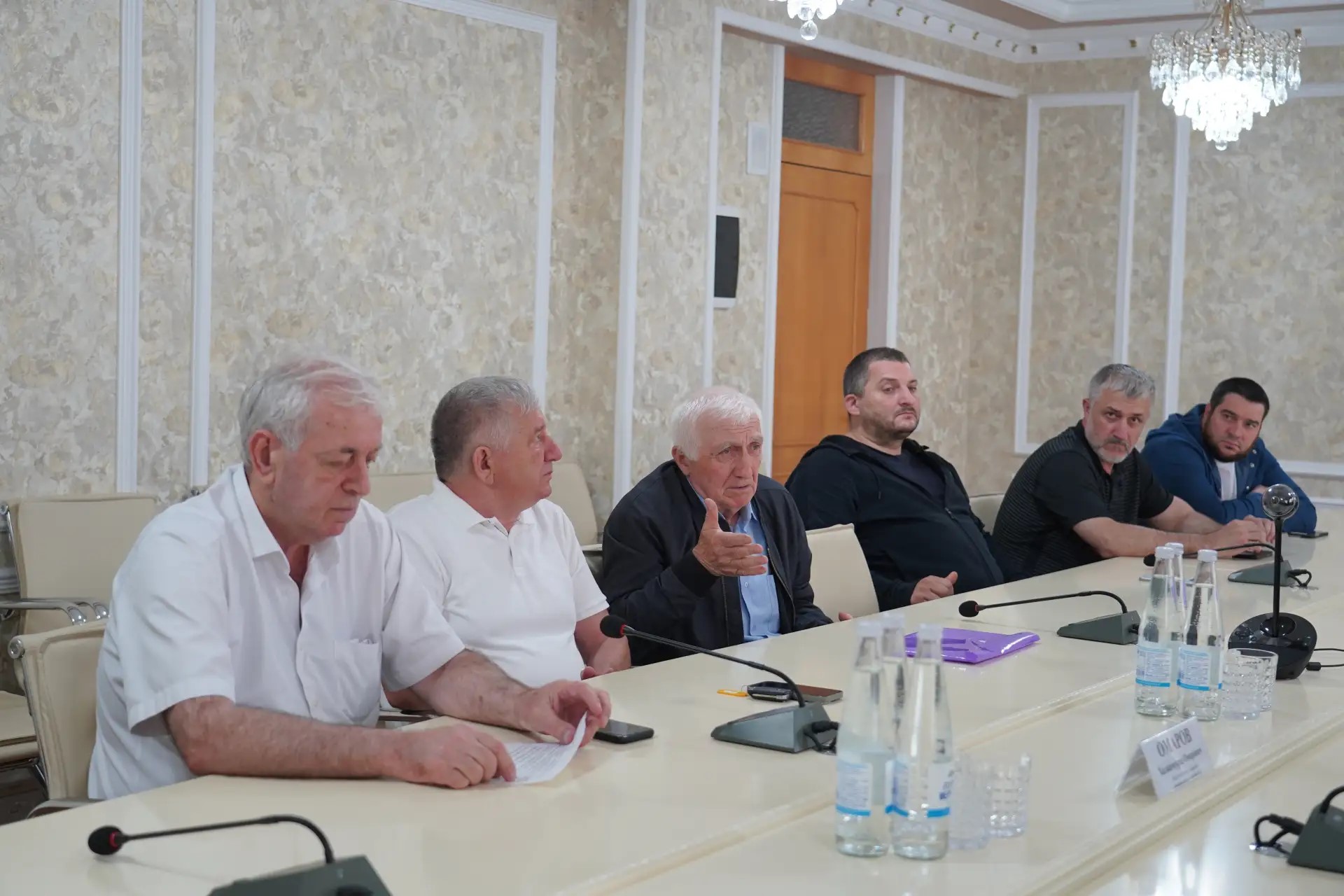 Первый заместитель министра промышленности и торговли Республики Дагестан Хаджимурад Омаров провел выездной прием граждан в городе Хасавюрт.